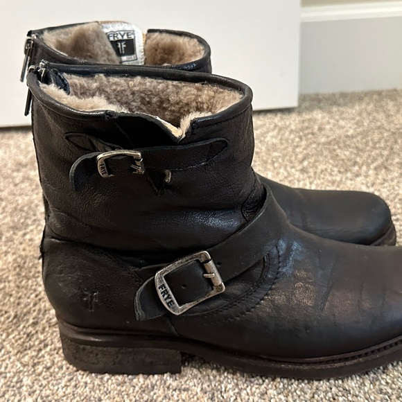 Frye women’s leather boots with faux fur lining. - Picture 2 of 9